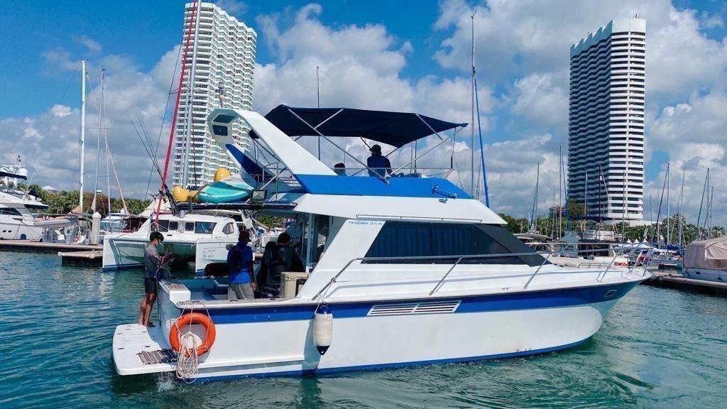 2 Bedroom 2 Restroom Private Yacht 4 Hour + BBQ Chicken 20 Sticks + BBQ Vegetable 20 Sticks + Fruit + Water & Ice + Coca-Cola  image